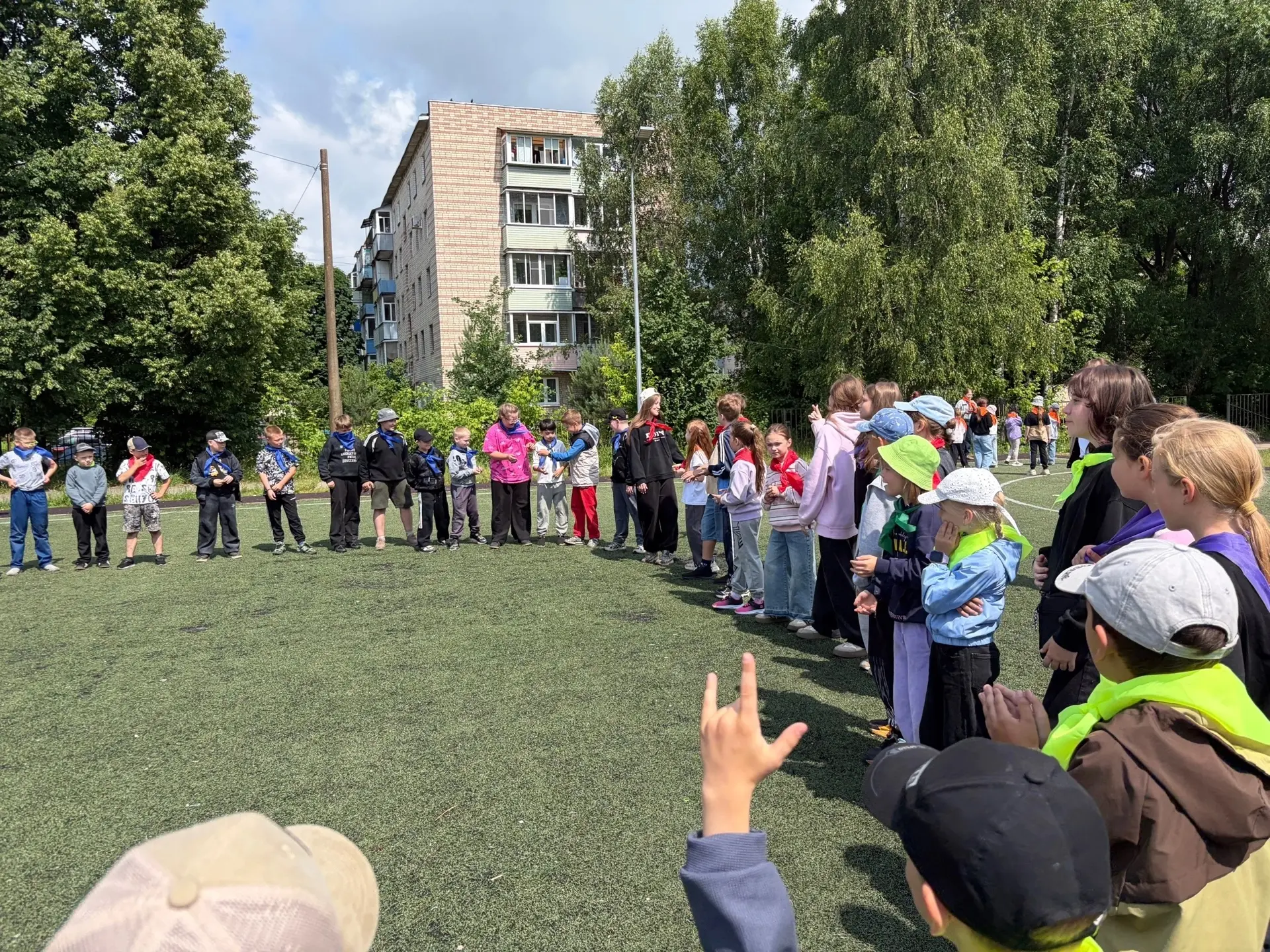 Третий день в «Радуге»: Смена активностей 🏃‍♂️🎨

День начался с подготовки к конкурсу «Алло, мы ищ