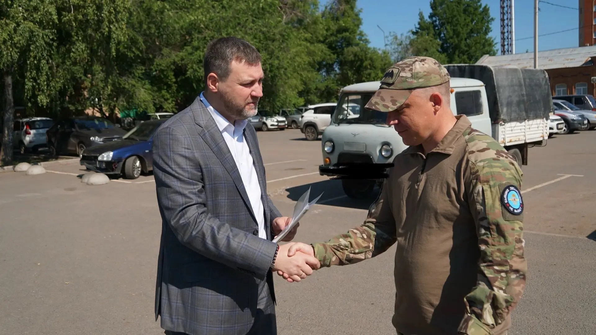 Глава города Владимир Песков передал участнику СВО автомобиль УАЗ