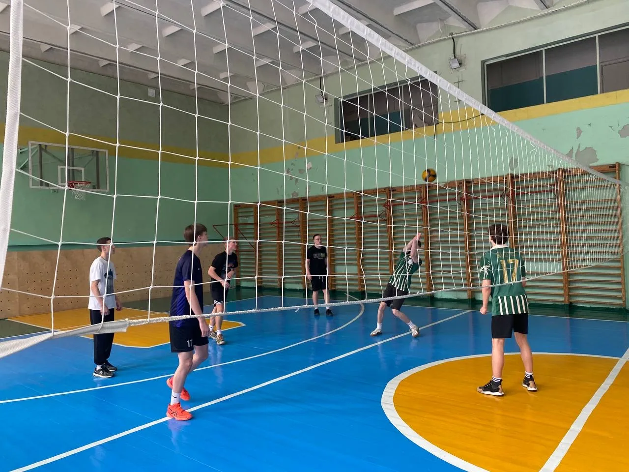 Школьные соревнования по волейболу в честь Дня защитника Отечества 🇷🇺  Вчера в нашей школе в честь Д