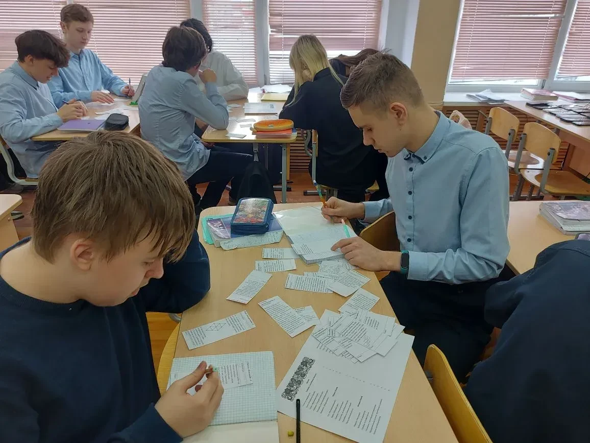 Заголовок: В 10А сегодня не учились. 10А — ужинали! 🍽️🧮  Внимание, гастрономическая и интеллектуальн