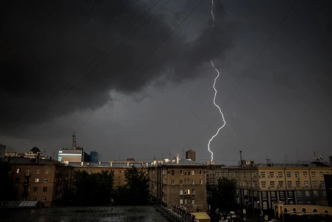 ⛈️15 июня в Липецке с 08:00 до 18:00 ожидаются дожди и грозы, ветер с порывами до 15–20 м/с, сообщил
