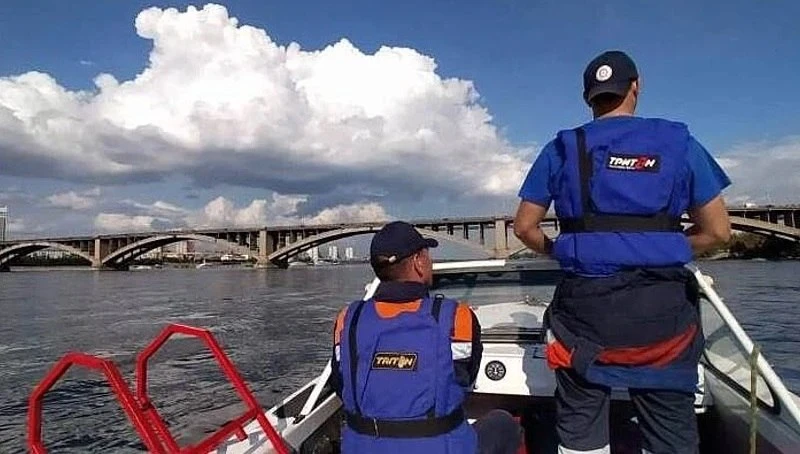 Двух рыбаков едва не затянуло под баржу на Енисее.