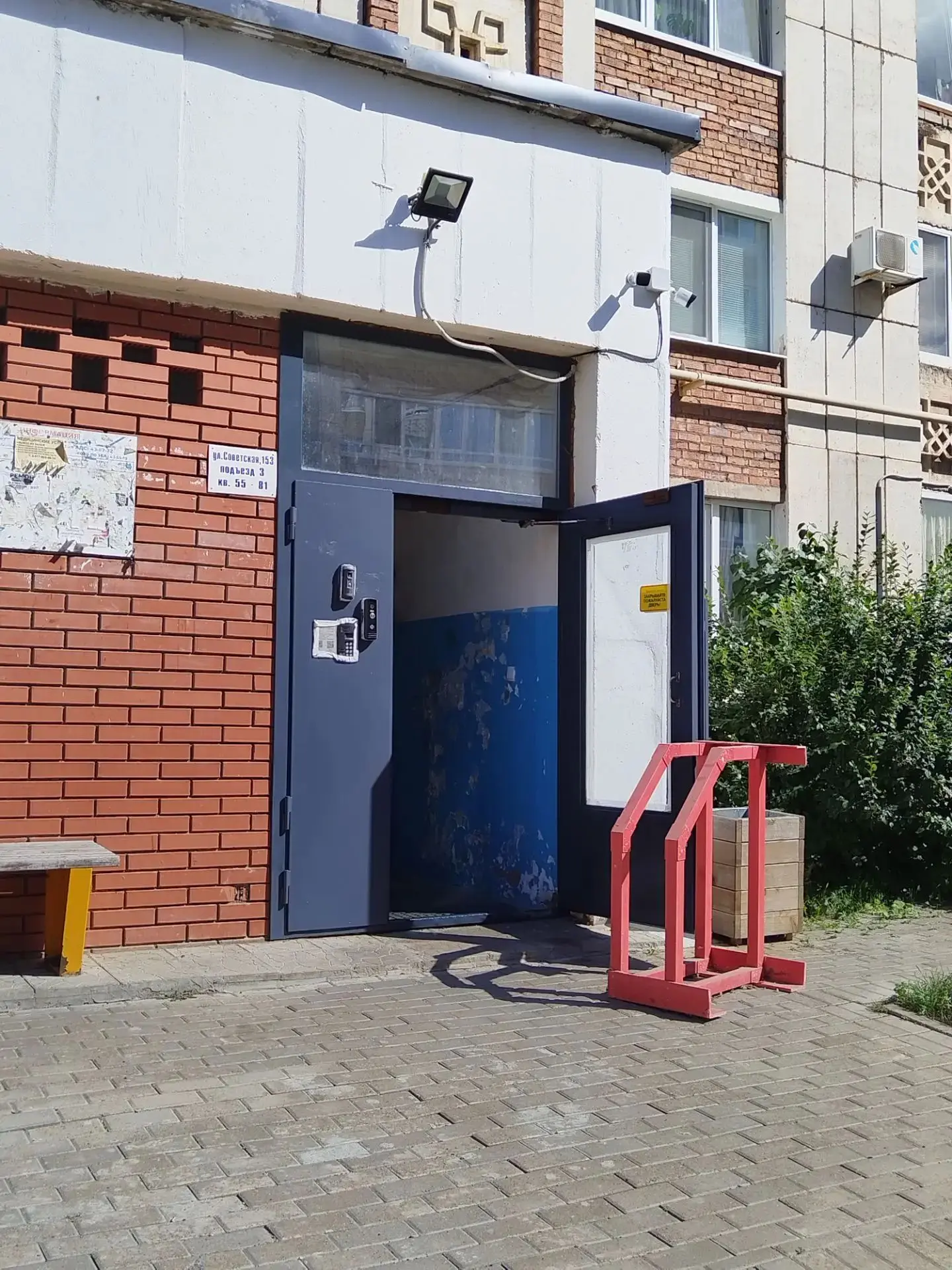 На Советской 153 входные двери 1, 2 и 3 подъездов были покрашены. Просим жителей быть в...