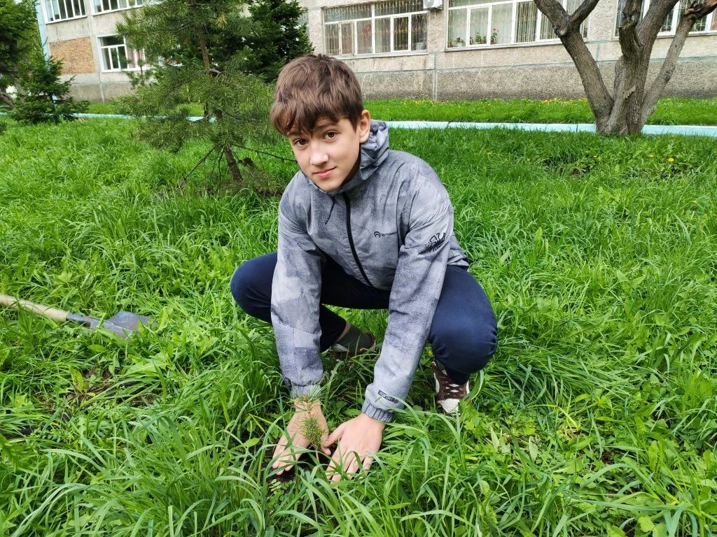 🌲 Растим будущее вместе!  Сегодня произошло маленькое чудо: на территории нашей школы стало на неско