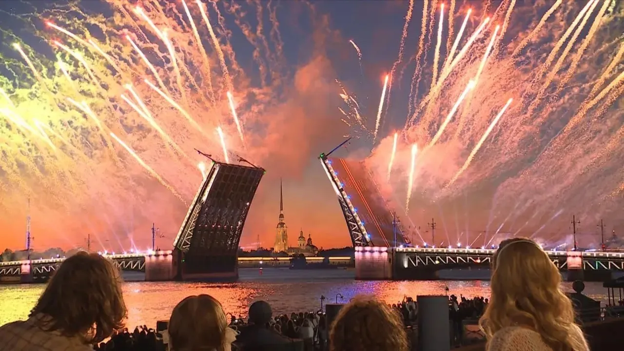 🎇 Ярчайший салют прогремел для выпускников Петербурга