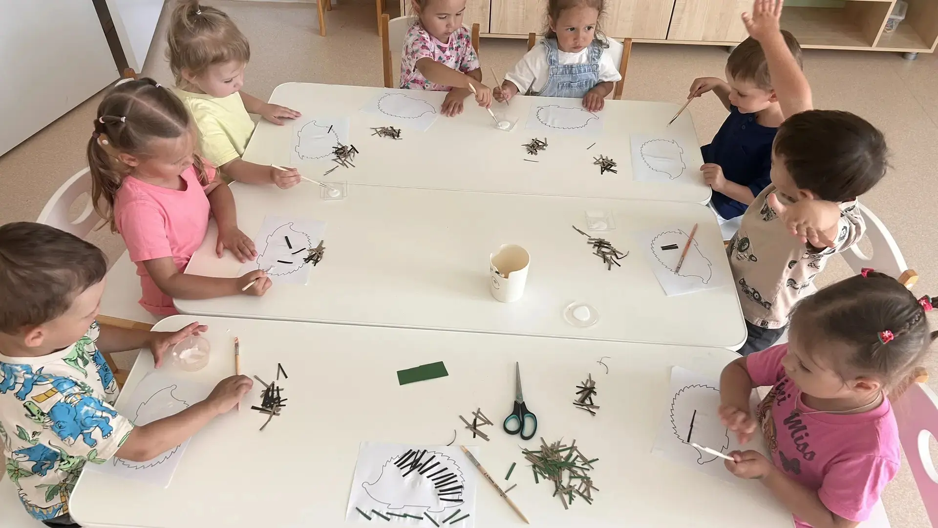 🎉 Творческий день в 4‑й группе! 🎉

Сегодня ребята создавали аппликацию «Ёжик в лесу». С большим ст
