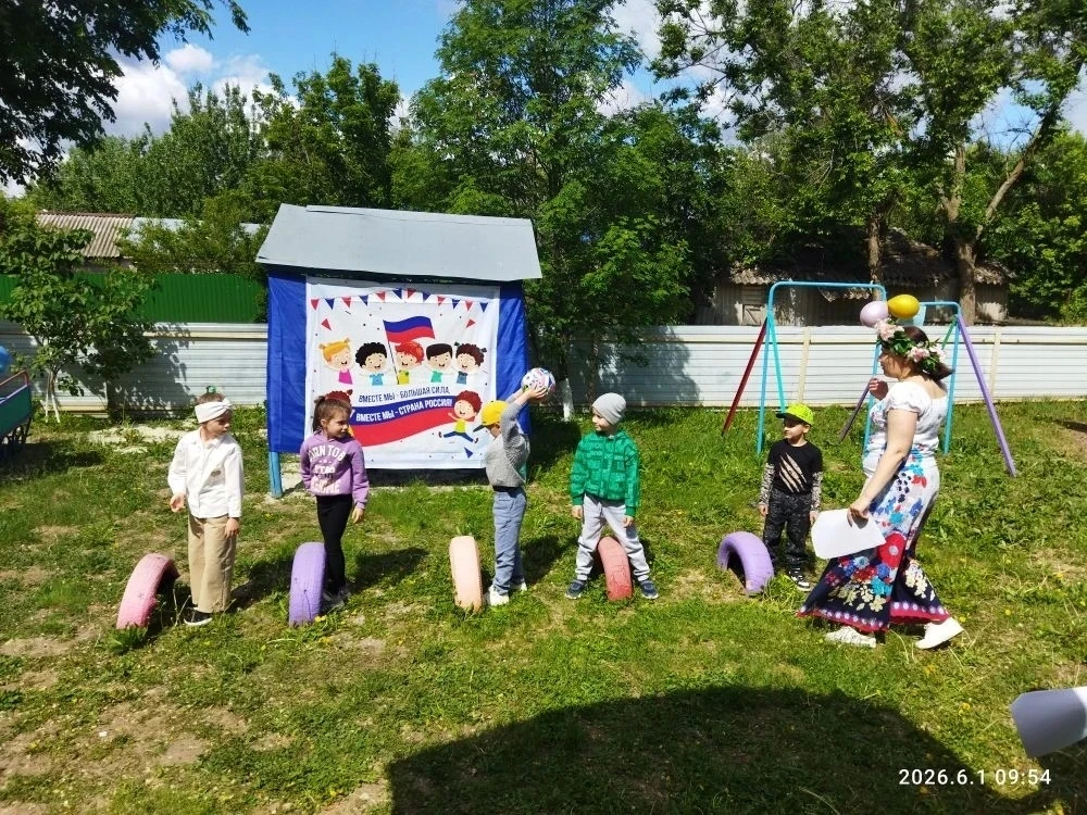 В первый день лета отмечается международный праздник – День защиты детей.Радостно, звон...