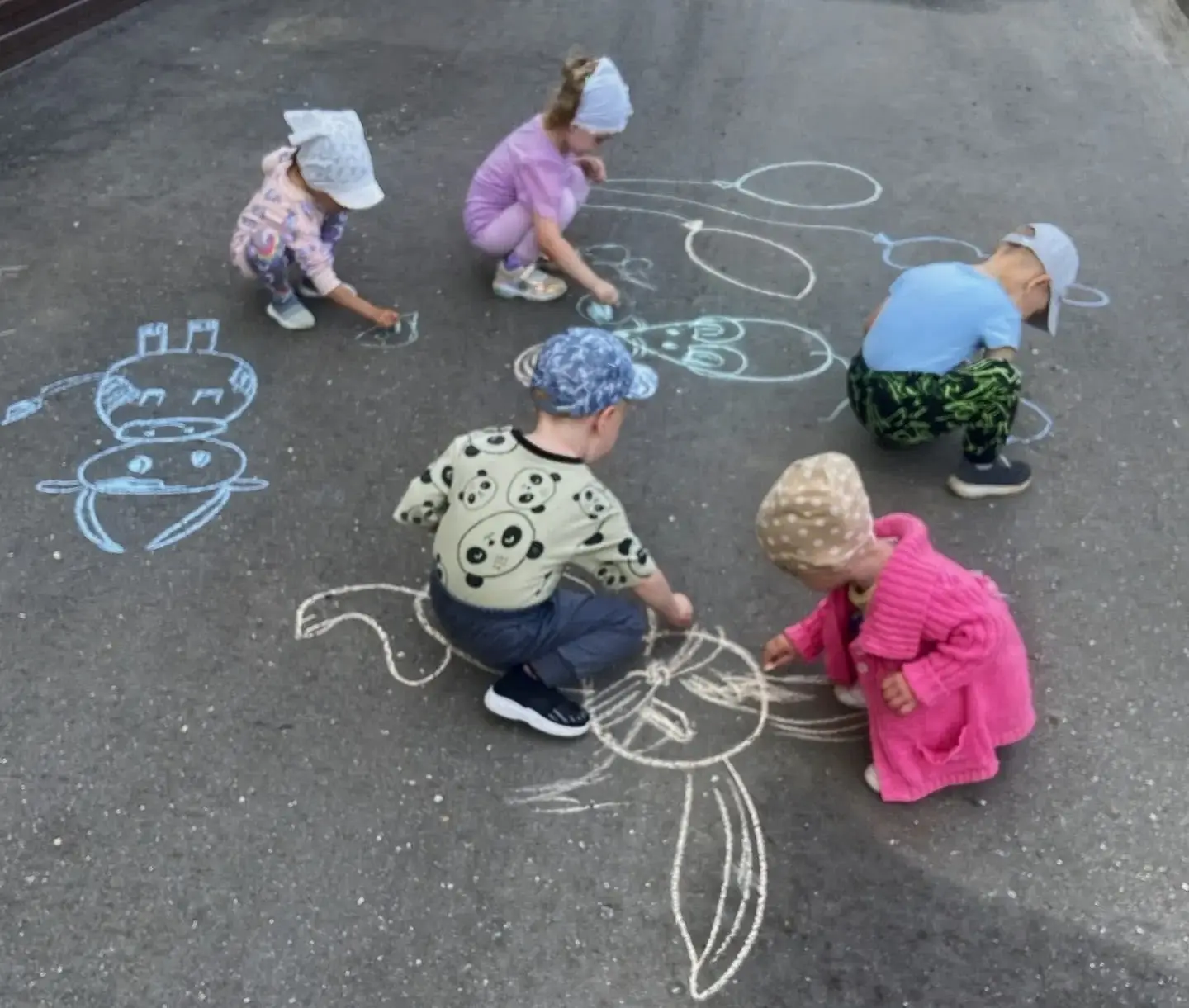 🎨В ясельной группе «Малышок» сейчас проходит неделя творчества! 
Наши малыши с удовольствием рисуют