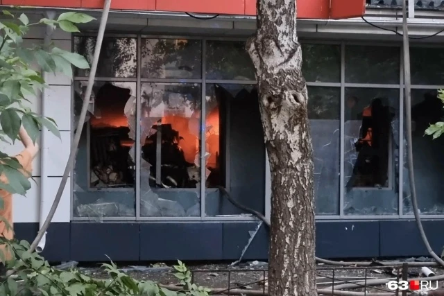 При взрыве и пожаре в доме на XXII Партсъезда погибла 51-летняя женщина

Фото: Огонь тушили нескольк
