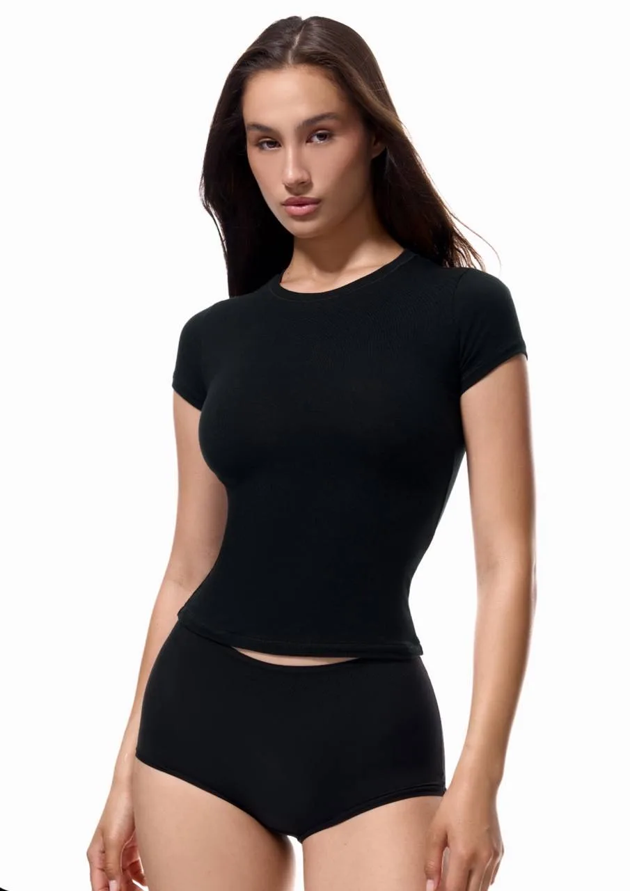 Одни из моих любимых slim футболок от BODYLAB STUDIOS нашла на Ozon за 1.600 ₽ в черном и бежевом цв