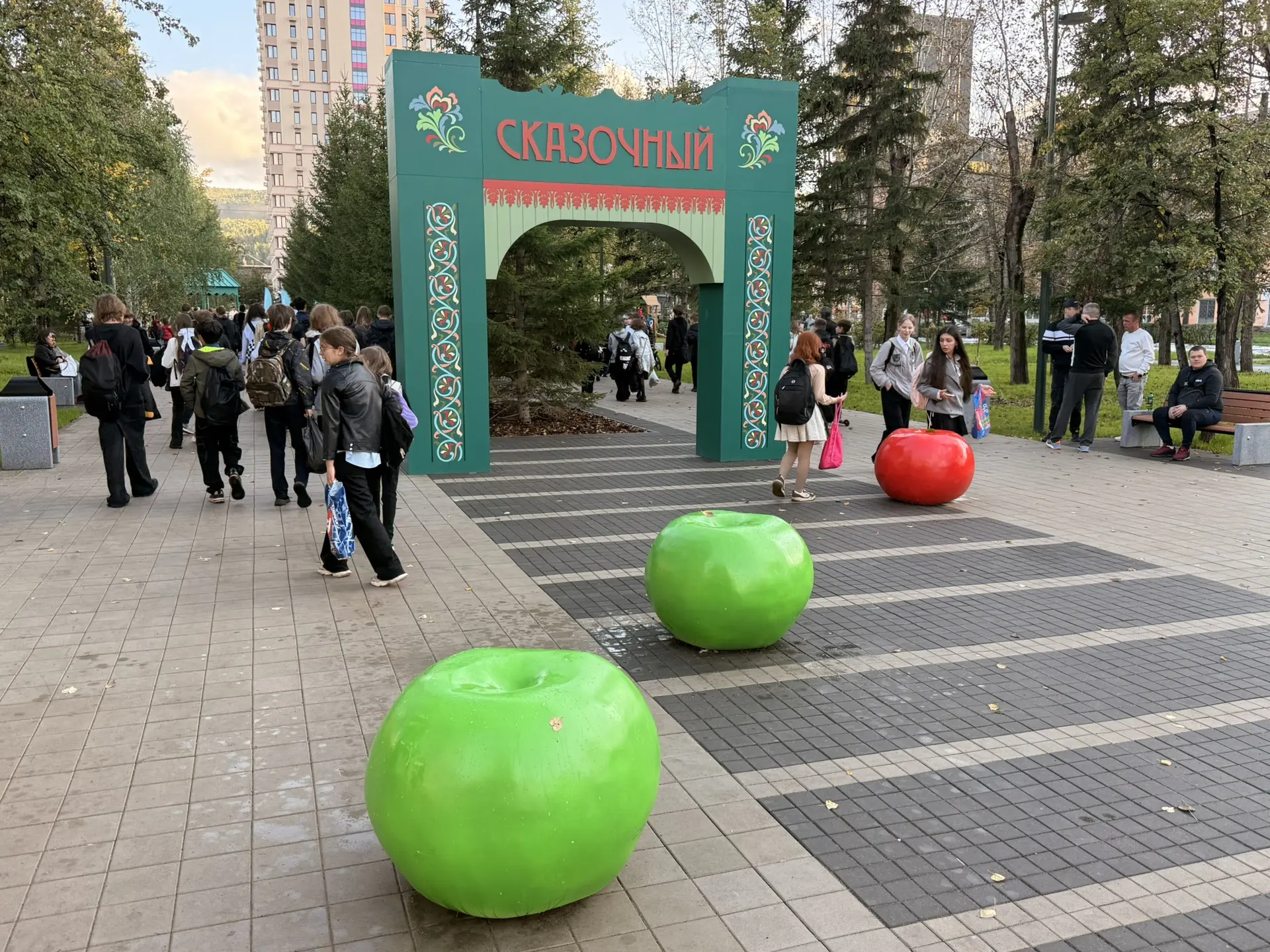 Вечером вместе с жителями Свердловского района открыли сквер «Сказочный» — возле завода...