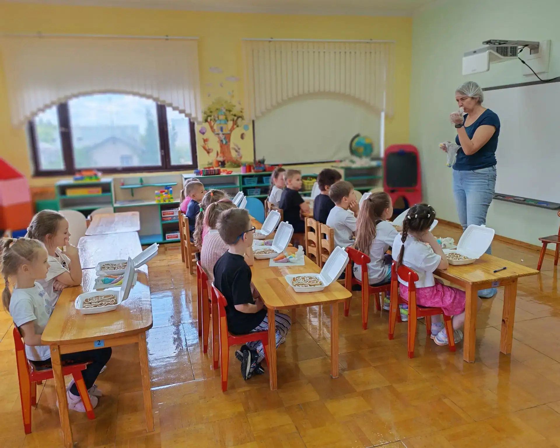В детском саду прошёл мастер‑класс по росписи пряников! 🎉 

Оксана Вячеславовна Малютина подготовил