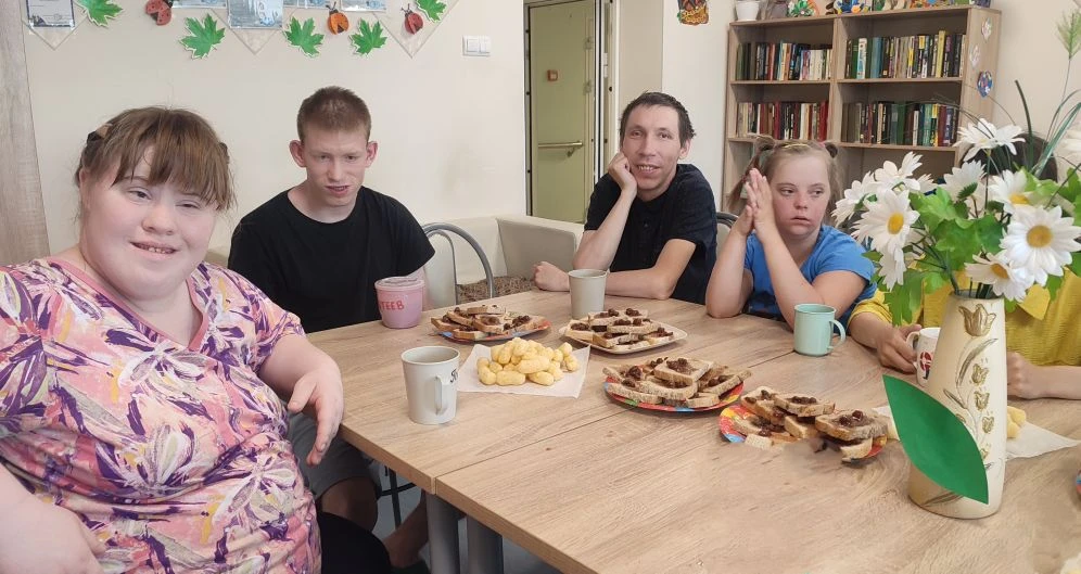 ВСЕМ ТРУДЯЖКАМ УГОЩЕНИЕ: