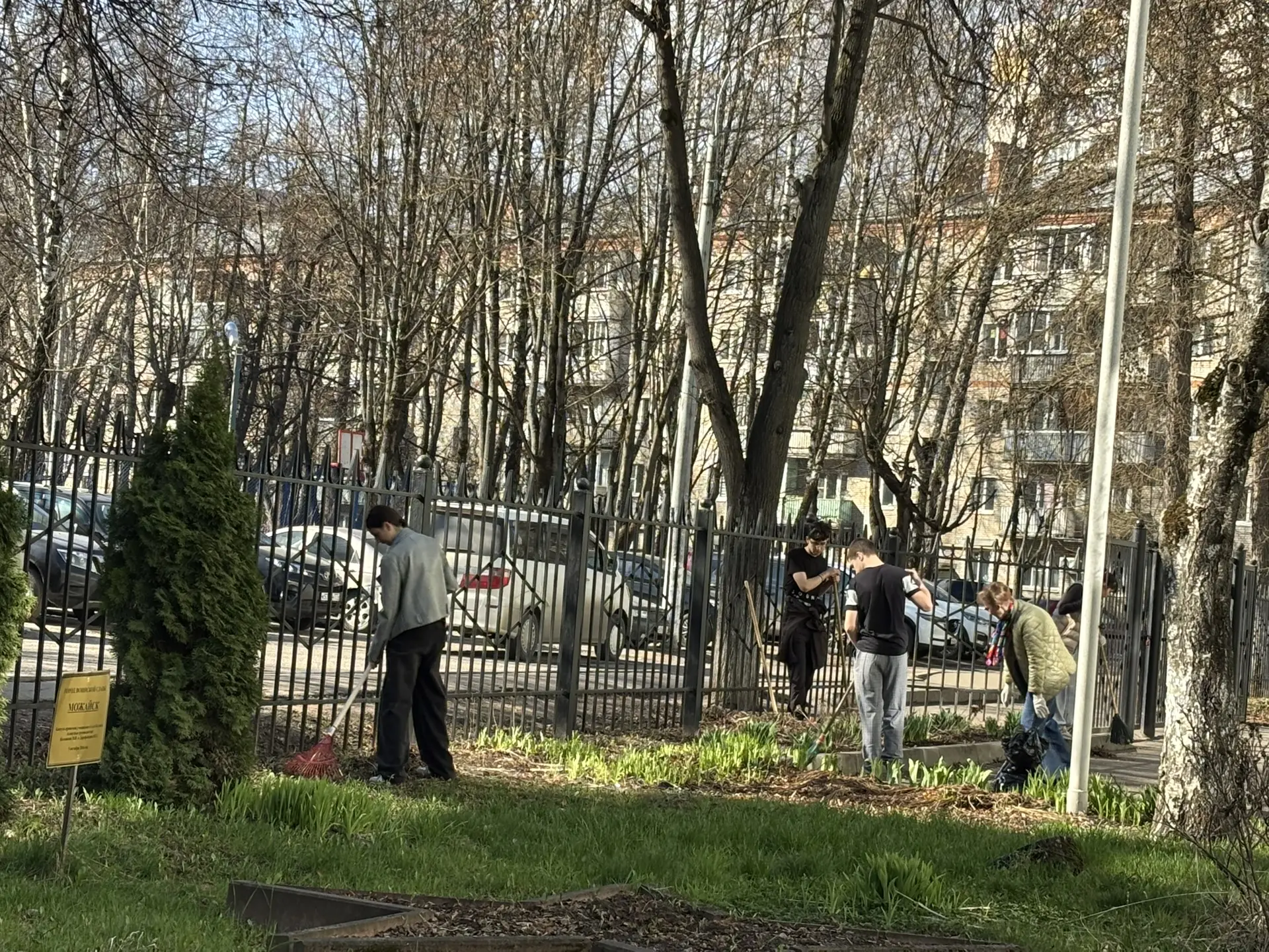 Чистота и память. 🗓 4 апреля в комплексе  МОУ СОШ №18 имени Подольских курсантов царила особая атмос