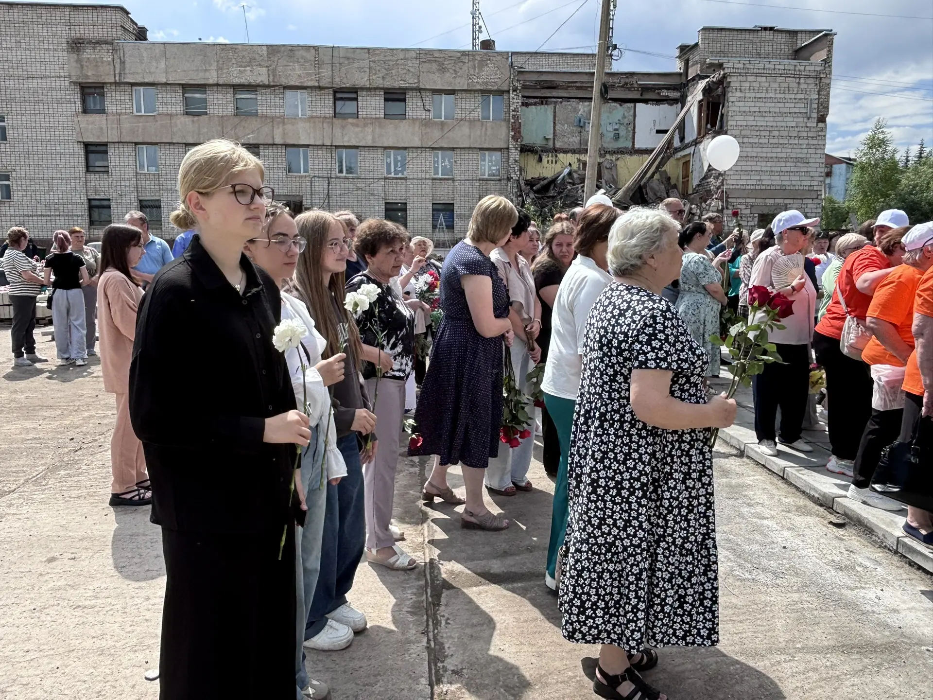 Сегодня в посёлке Магистральный у Обелиска памяти состоялось торжественное открытие мемориала «Живи 
