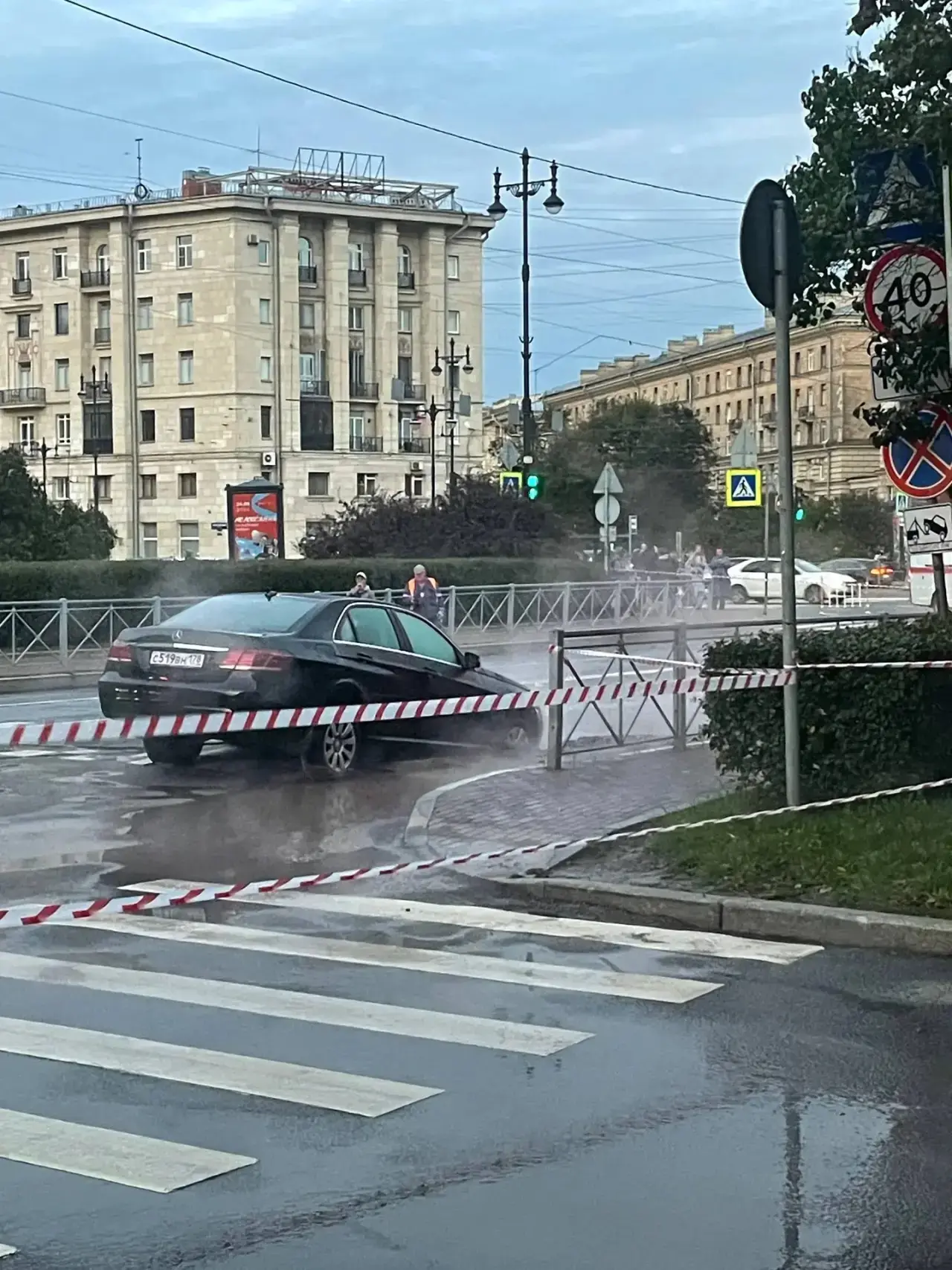 Автомобиль провалился под землю на Московском проспекте. Там прорвало трубу с кипятком....