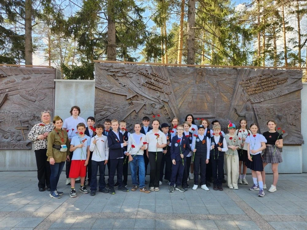 Патриотическая экскурсия 🇷🇺   6 МАЯ в преддверии праздника великой ПОБЕДЫ обучающиеся МАОУ лицея 180