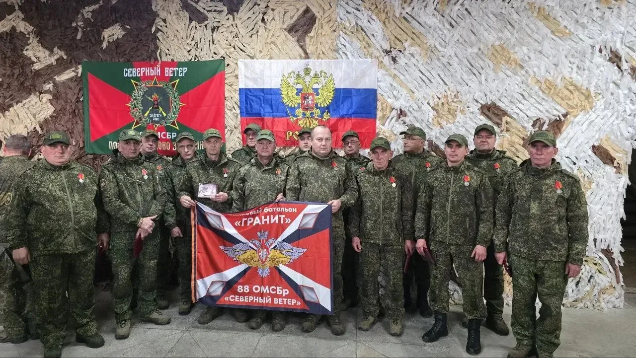 🪖Бойцы 88-й бригады и батальона «Гранит» поздравили альметьевцев с Днём России

В День России особы