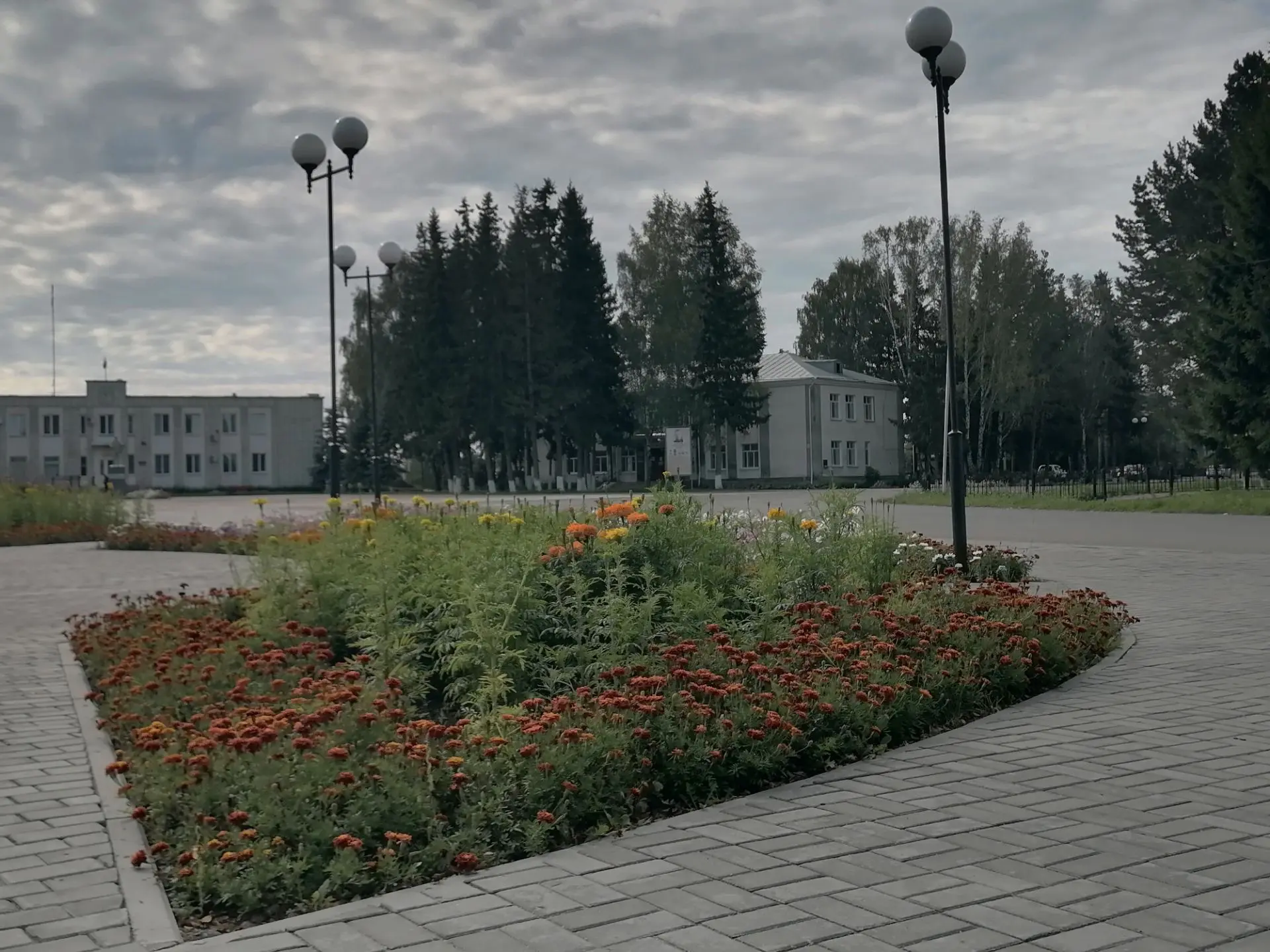 Доброго вечера всем. Пусть цветочные ароматы наполнят ваш сон самыми яркими красками