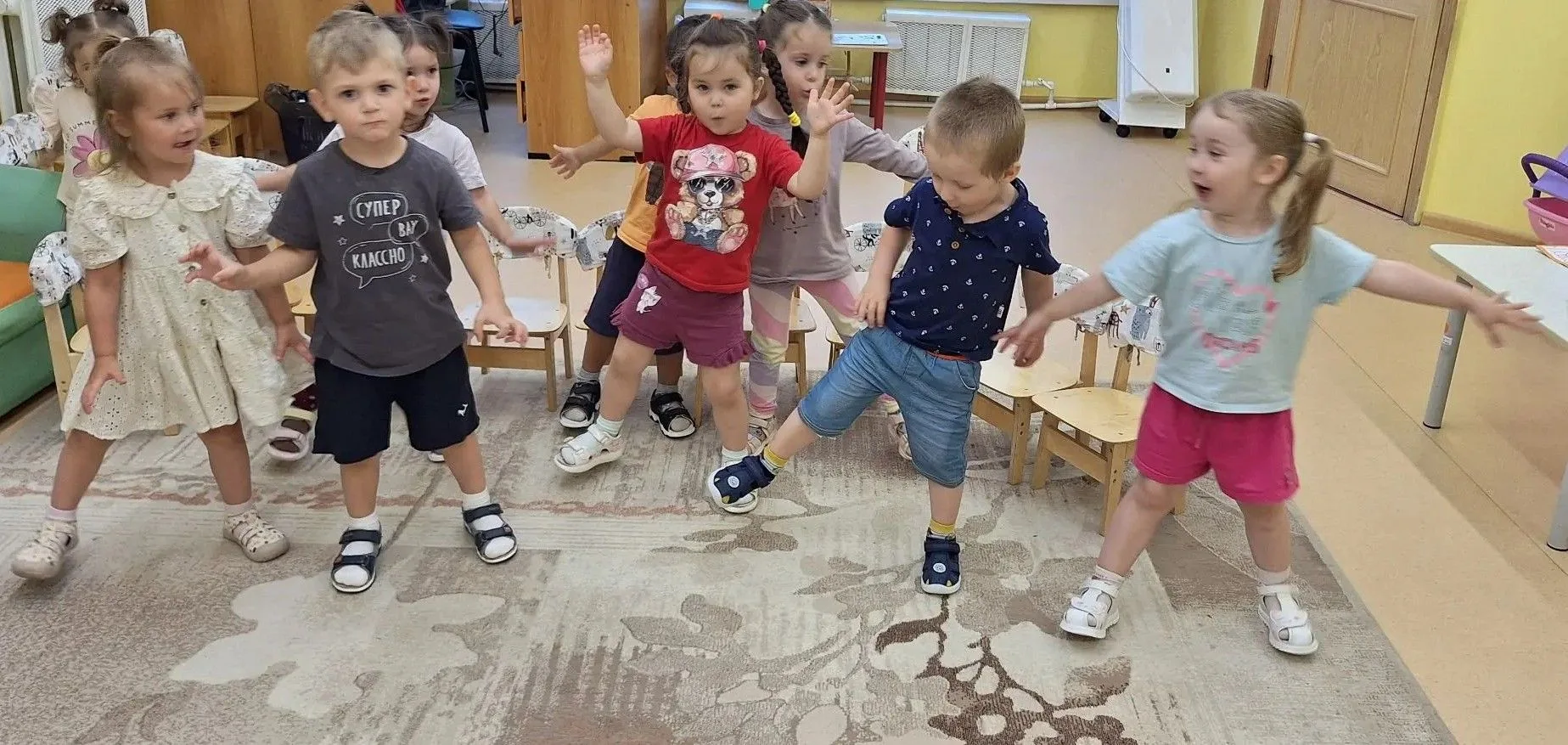 🎭 В нашей группе сегодня открылся настоящий большой театр!
Нашим малышам всего по три года, но арти