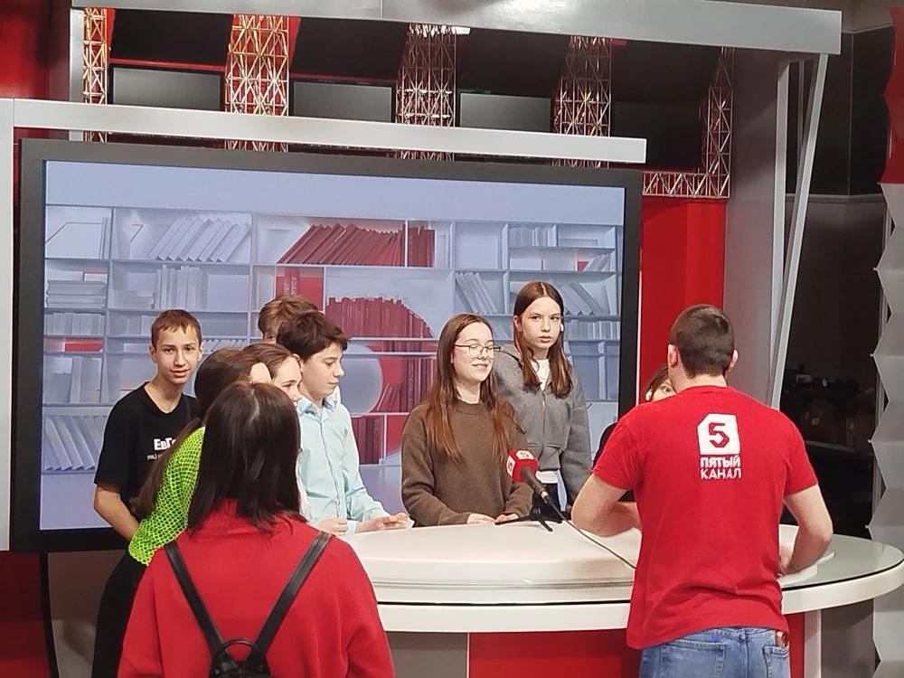 📽🎥📹Вчера ученики 7 "Б" и 8 "В" классов посетили экскурсию на 5 канал. Ребятам показали настоящий съё