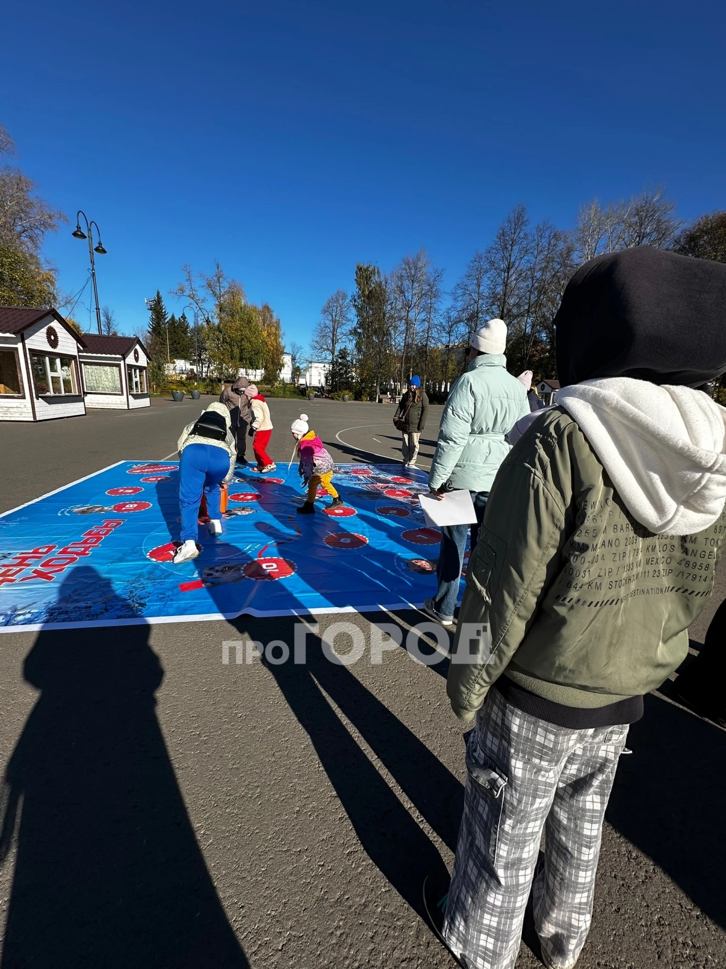 Сотни жителей Кирова вышли сегодня на Всероссийский день ходьбы.