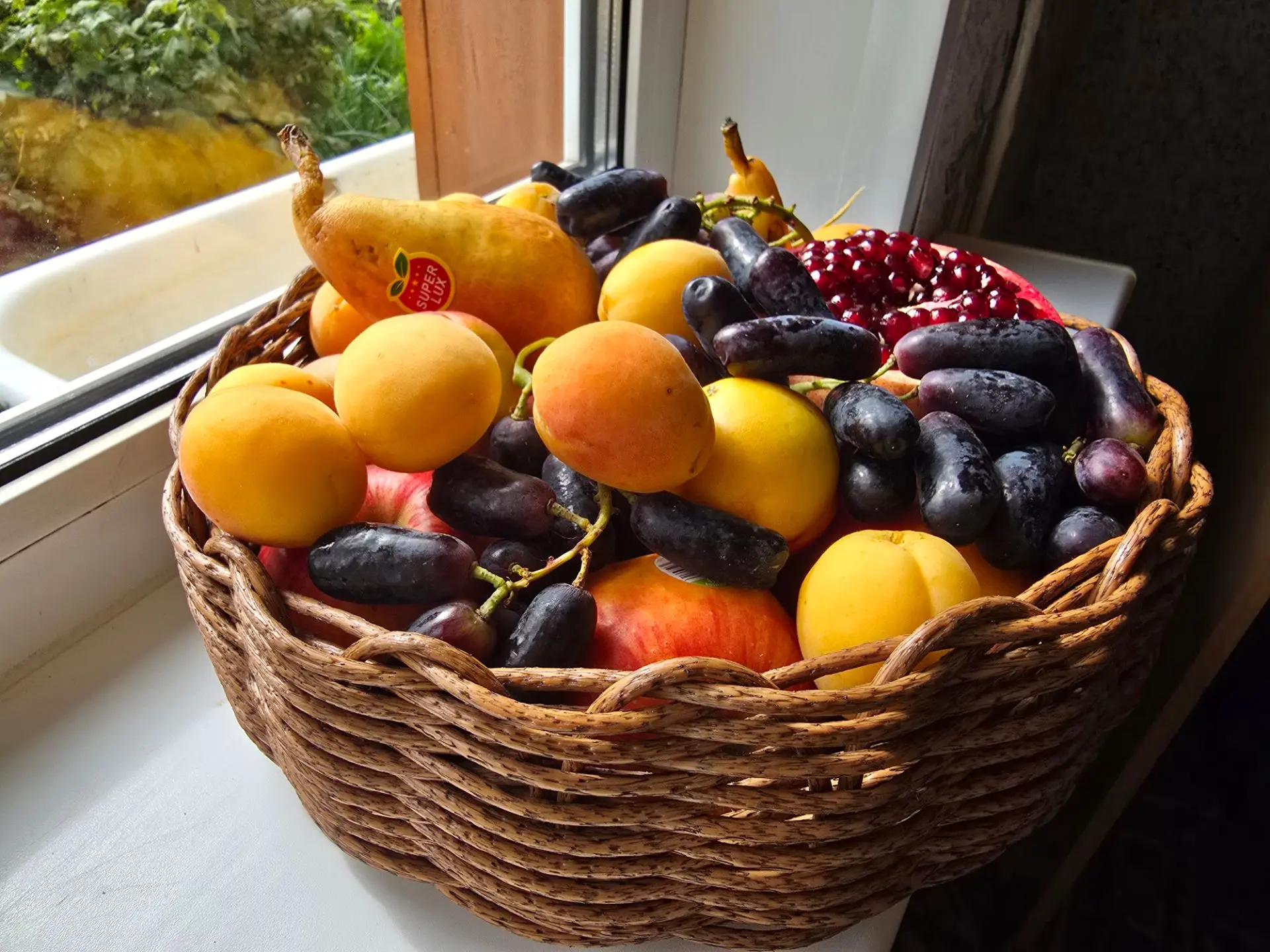Ломала голову, что подарить и в итоге собрала вот такую красоту 🍑🍇