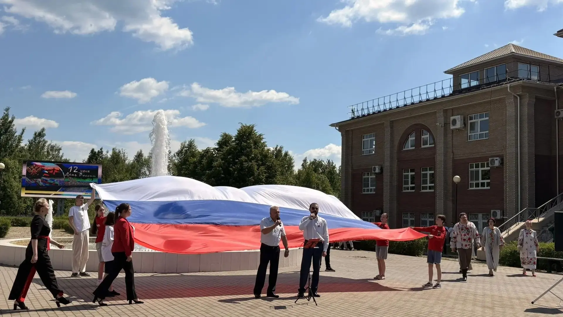 С Днем России! Площадь у фонтана расцвела торжеством и радостью! 🇷🇺Сегодня, в этот знаменательный 