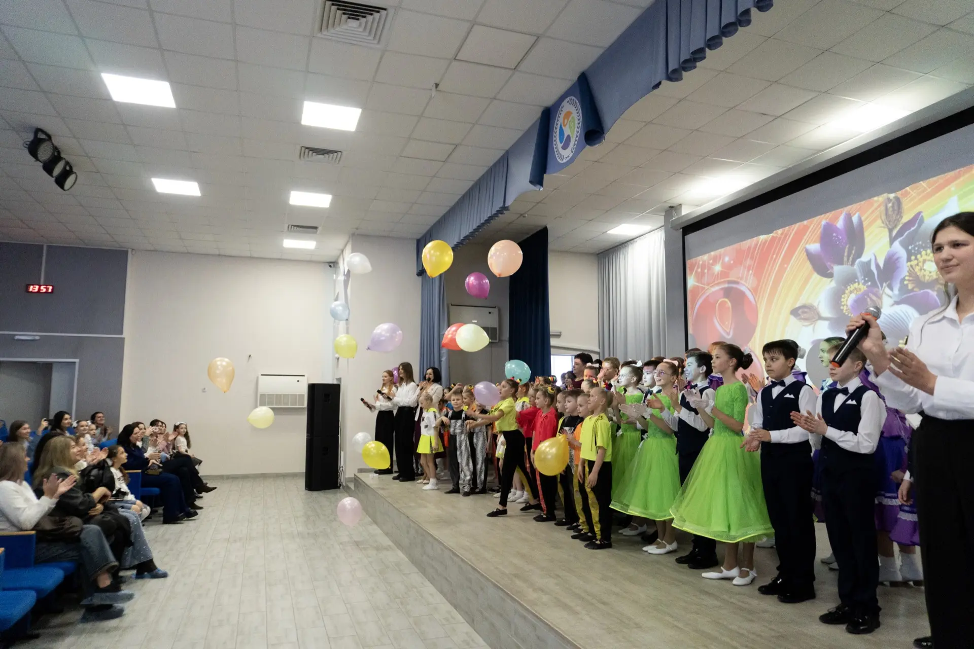 🎶 6 марта наша гимназия наполнилась улыбками и музыкой на праздничном концерте, посвящённом Междунар