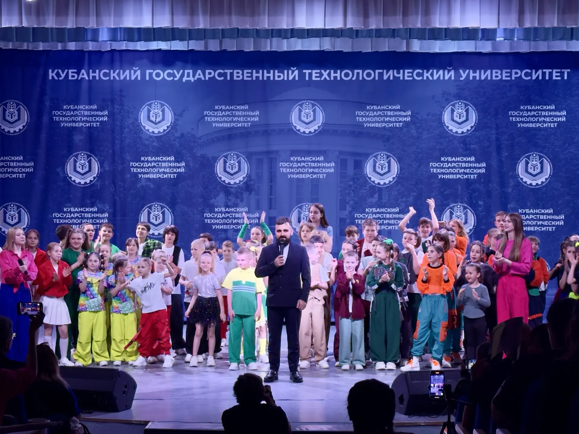 🎉 Финал Краснодарской Школьной Лиги КВН: взрыв эмоций, смеха и талантов! 🎉