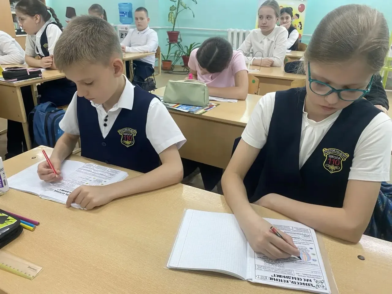 В МБОУ «Школа 110» стартовала новая учебная неделя с торжественной линейки. Юнармейцы с гордостью вы