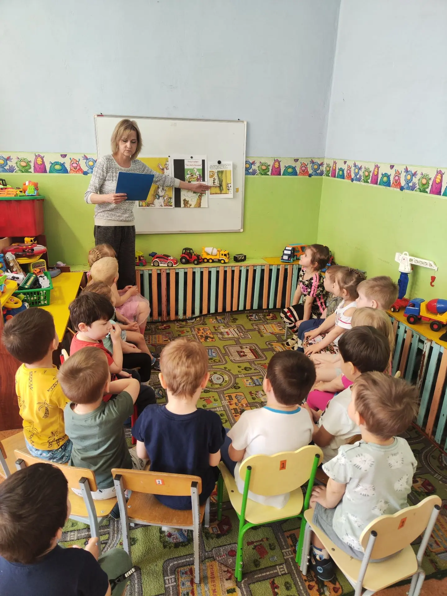 Доброе утро! Продолжаем проект "СемьЯ - это Мы!" В младшей группе после прочтения книг, была проведе