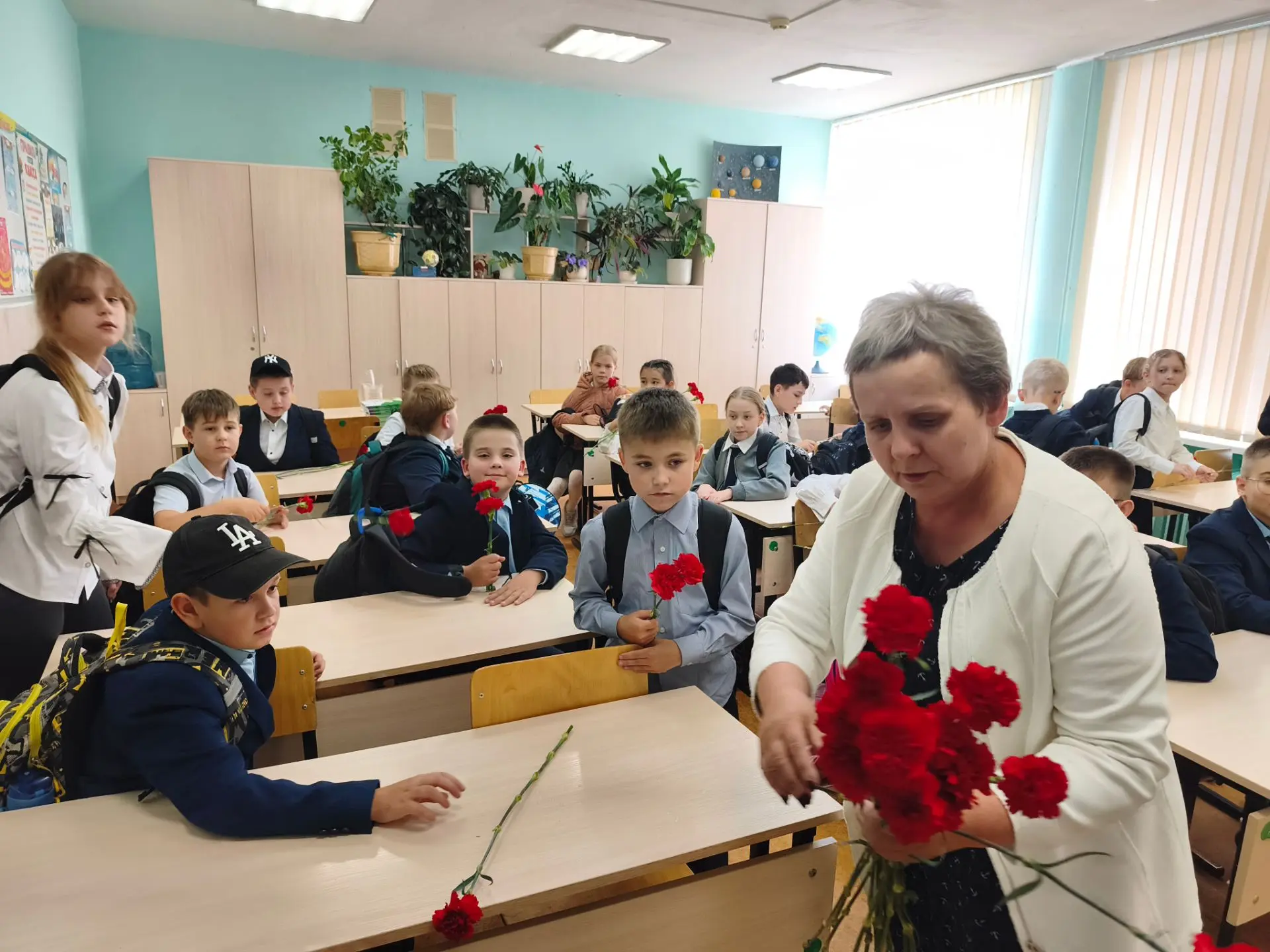 Сегодня ребята из 4"В" класса традиционно возложили цветы к мемориалу на Советском клад...