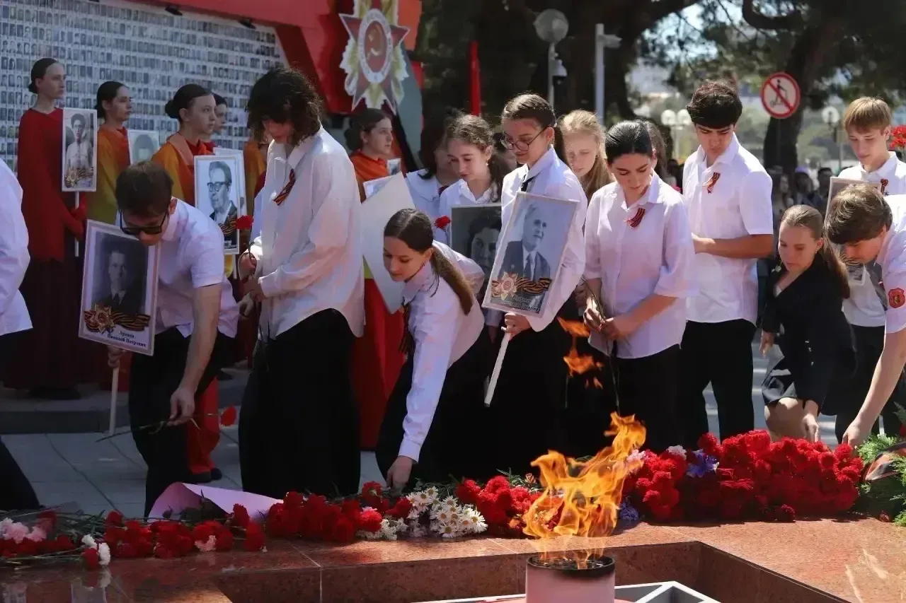 В день великой Победы, 9 мая 2026 года, учащиеся, родители и педагоги МБОУ СОШ №4 имени А.В. Суворов
