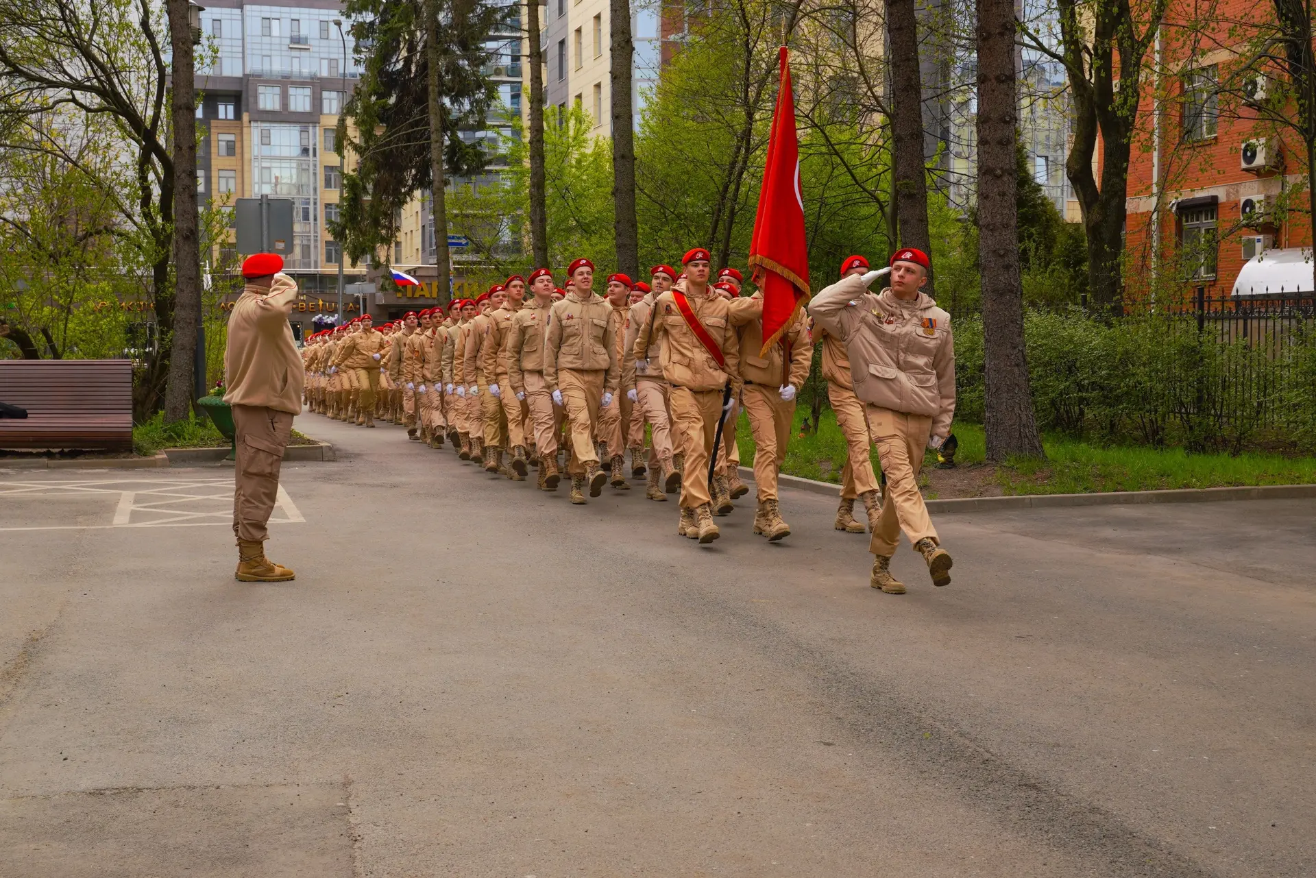 Парад там, где его ждут больше всего: праздник пришел к героям