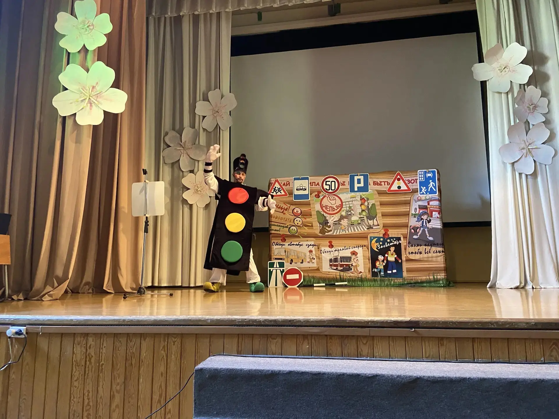 🚦 Безопасные каникулы: как Мишутка и Маша учили Мурзика уму-разуму!  🎭 В преддверии летних каникул в