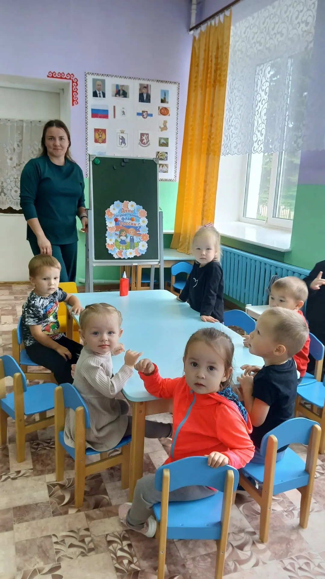 Белый, синий, красный: ясельная группа «Изи мукш» создала коллективную аппликацию ко Дн...