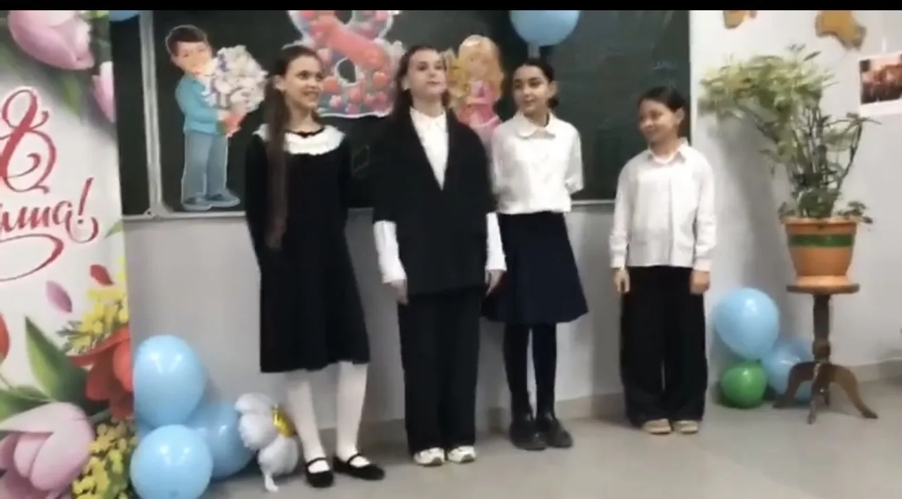 От души поздравляем наших дорогих мам! Сегодня мы, ребята из 5 «Е» класса, вместе с нашей любимой уч