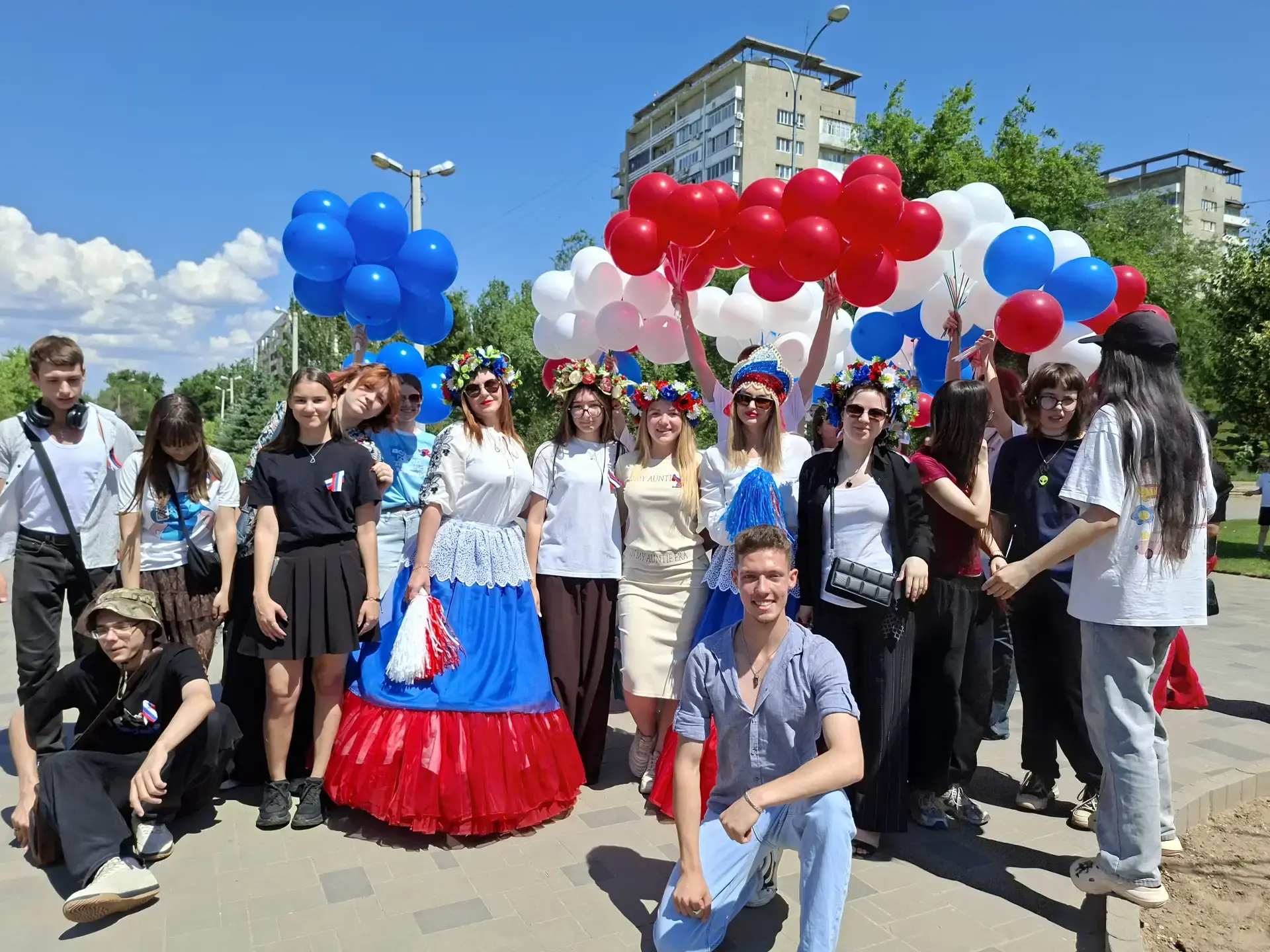 🇷🇺В Волжском ярко отметили День России. На площади Ленина собрались сотни жителей города, чтобы вм