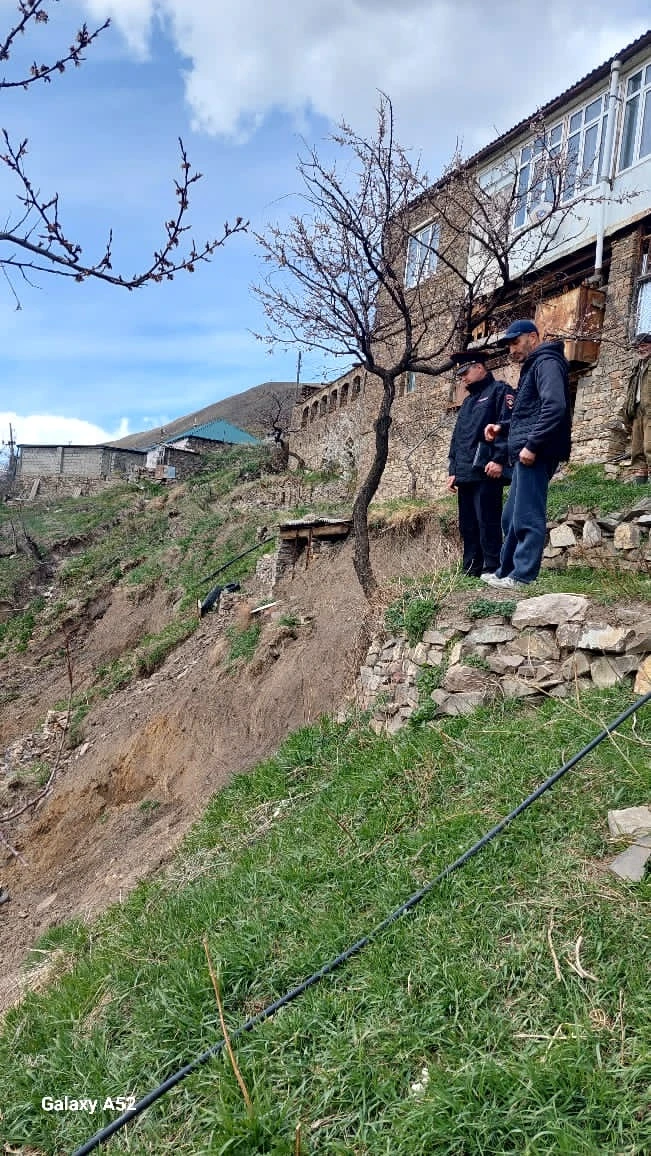 В селе Мукутль произошел оползень, затронувший территорию под жилым домом родителей уча...