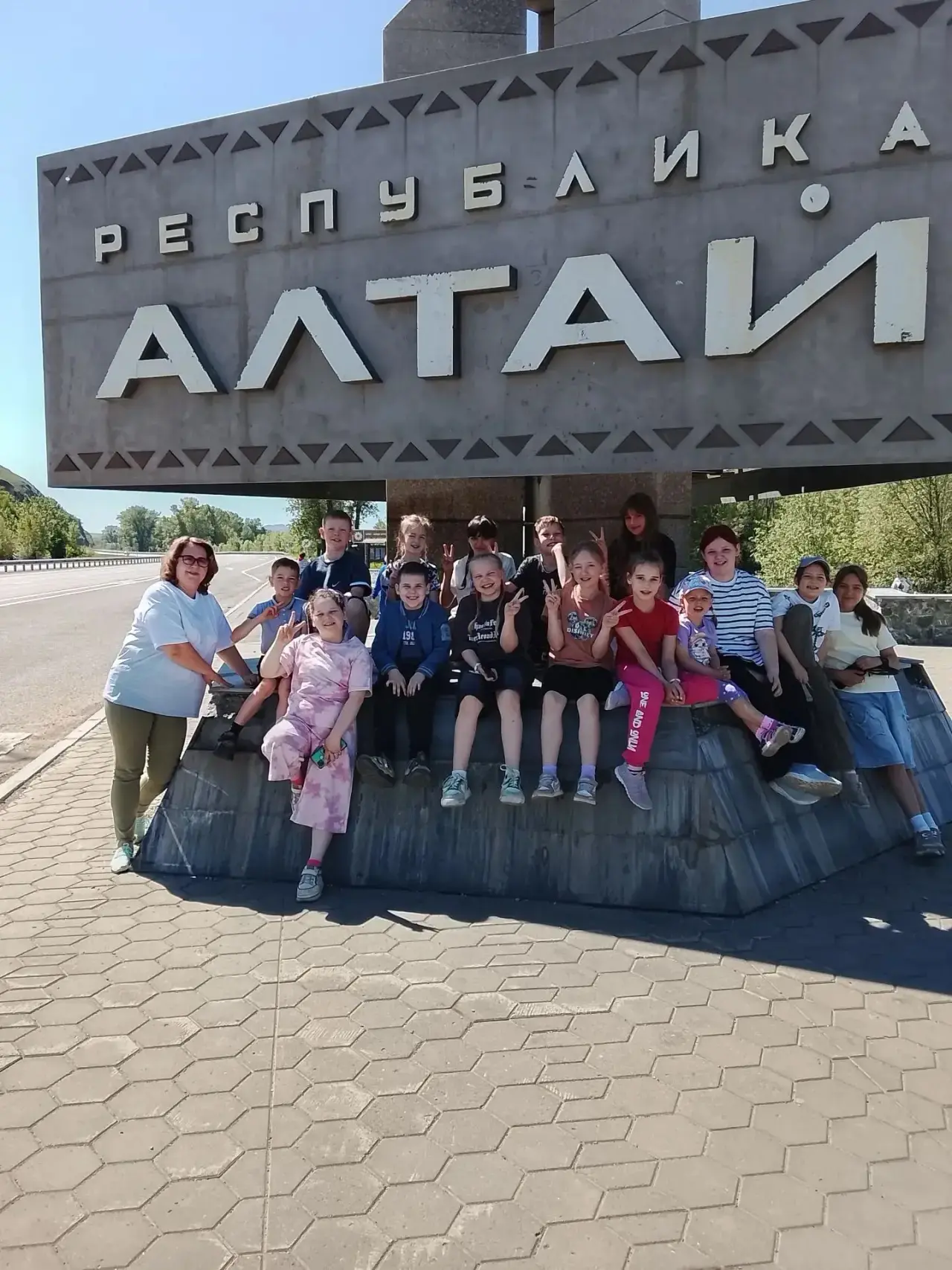 Лето в самом разгаре! ☀️

Так весело и интересно проходят летние каникулы у 2 «Б» и 4 «Б» классов: э