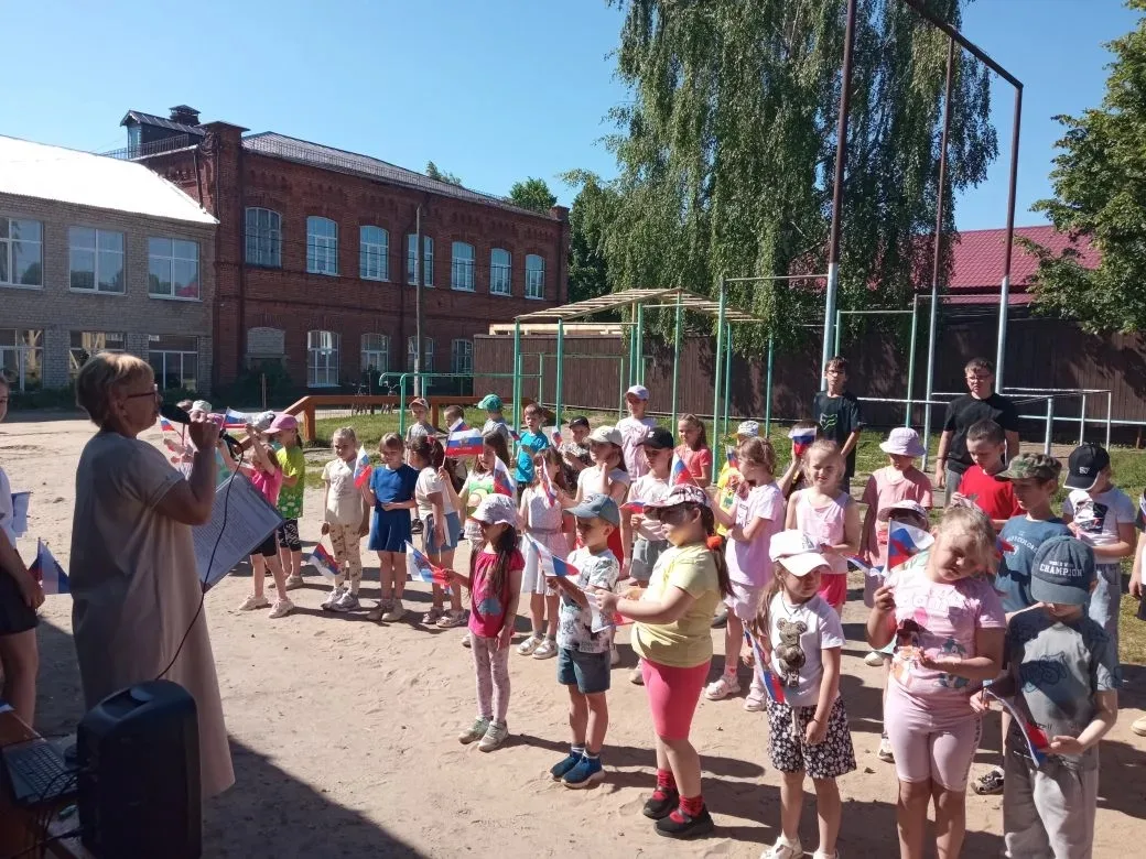 📅 Накануне Дня России!

Советник по воспитанию Купцова Елена Владимировна совместно с активистами Д