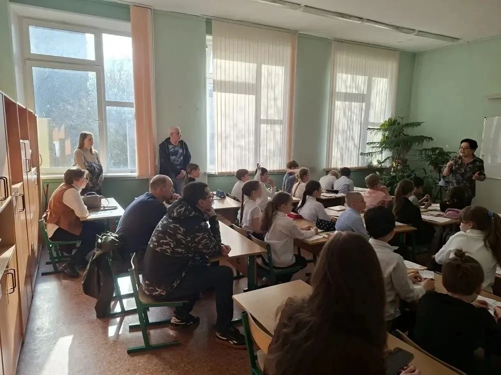 💥ТРИ КОРПУСА — ОДНА ДРУЖНАЯ ШКОЛА  Наша школьная семья открыла двери сразу в трёх корпусах — на Боль