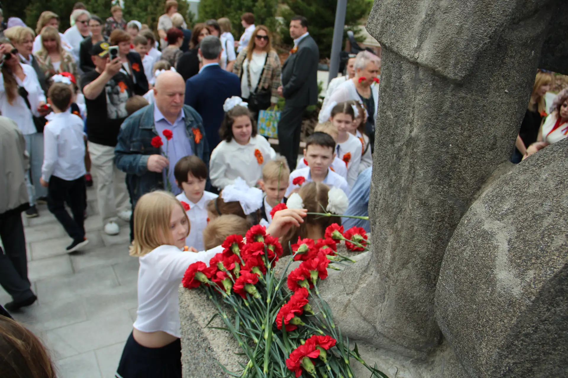 🌺 Акция «КРАСНЫЕ ГВОЗДИКИ»  🎖 Память о подвиге народа живёт всегда в наших сердцах и делах. Ученики 