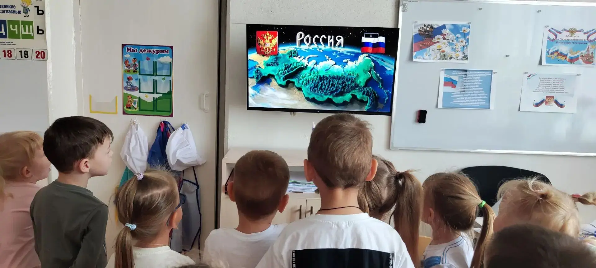 В средней группе 1 прошло  творческое занятие:  ребята рисовали флаг России.