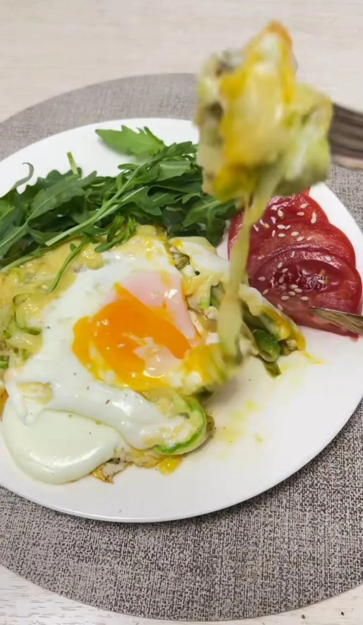 🍳 Легкий и быстрый завтрак из кабачков с сыром и яйцом за 10 минут.