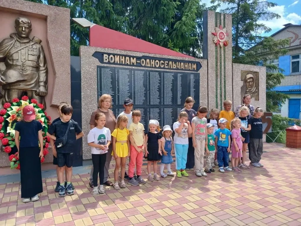 🕯️ "Помним"

22 июня, в День памяти и скорби, воспитанники пришкольного лагеря "Орлёнок" посетили п