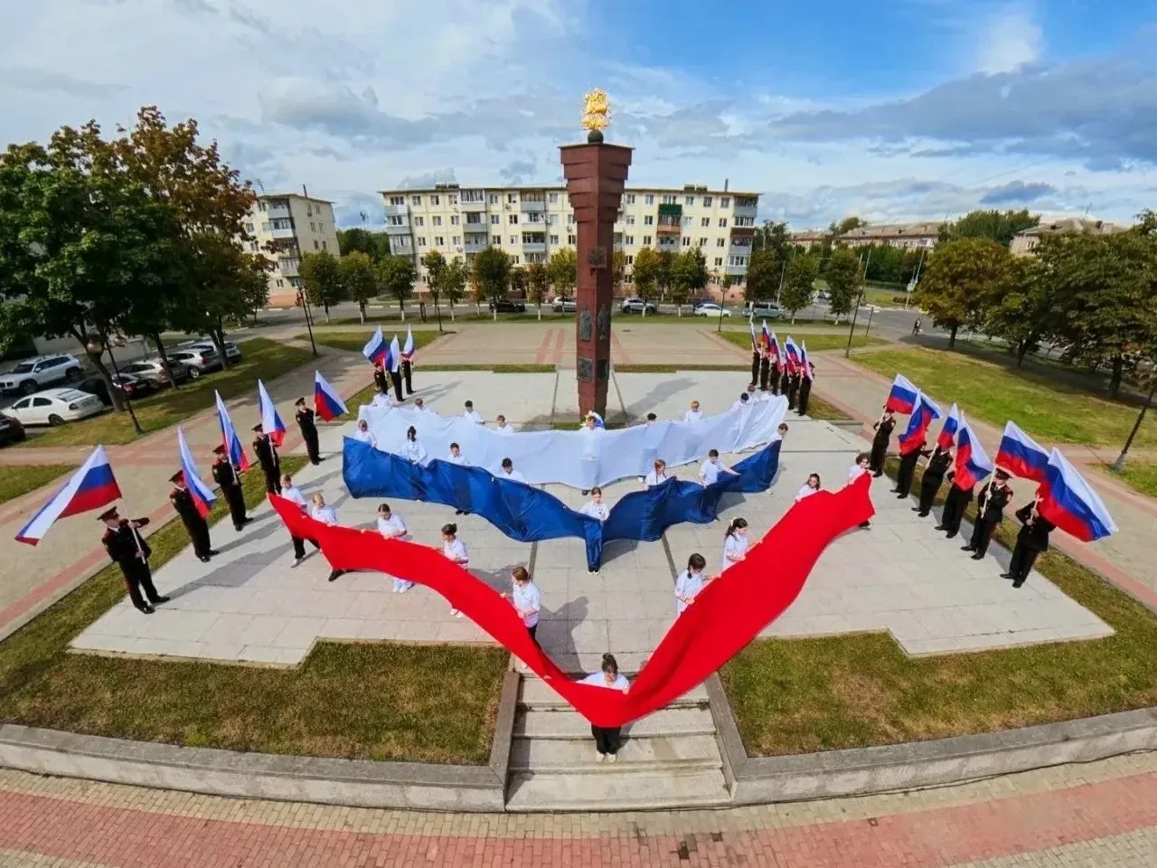 В преддверии Дня государственного флага в Серпухове вручили первые паспорта гражданина ...