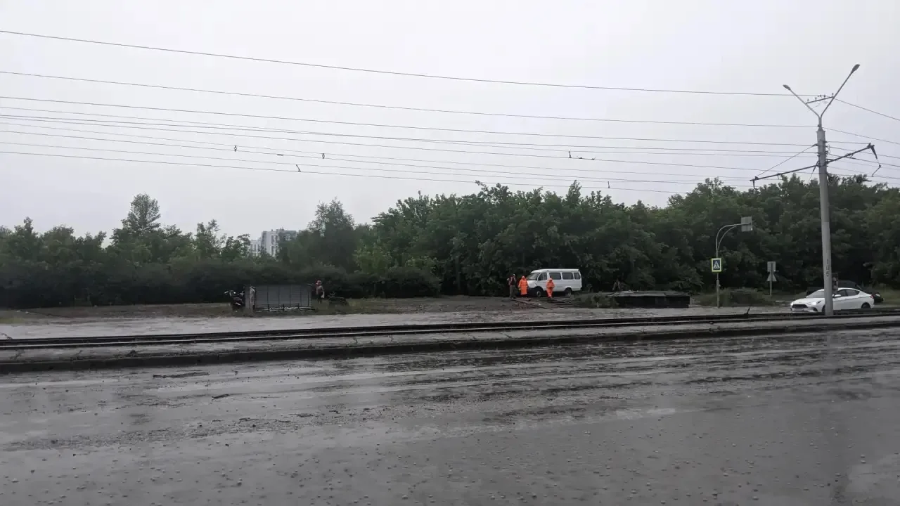 В результате обильных осадков движение на участке пересечения улицы Попова и Павловского тракта затр