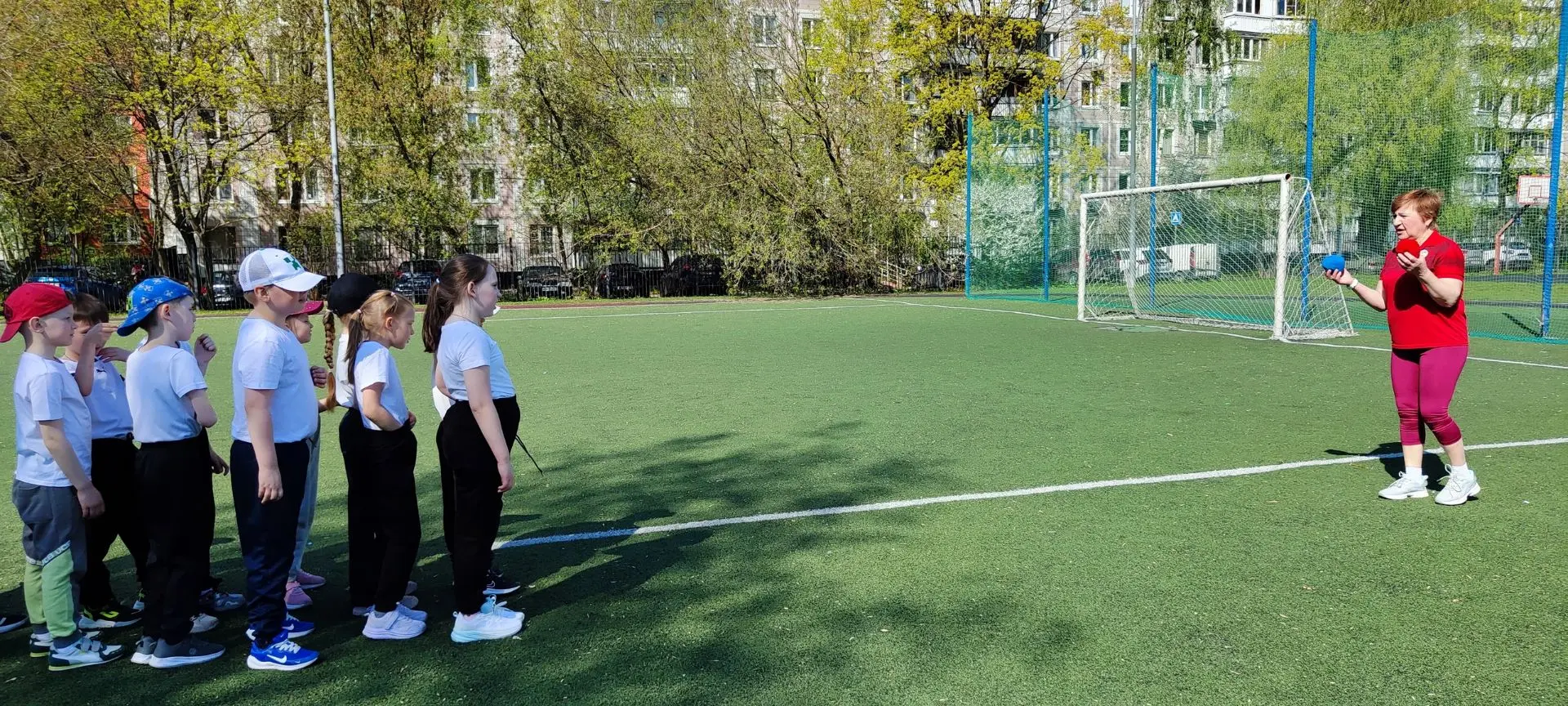 БЕГОМ НА УРОК!  🤸 На уроке физкультуры у 1 «Г» с Сарой Ризовной Стасенко скучать точно некогда! Ребя